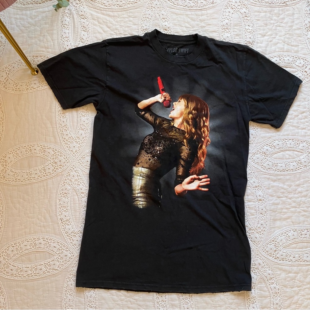 Taylor Swift Red Taylor’s Version Tee Shirt Size Medium